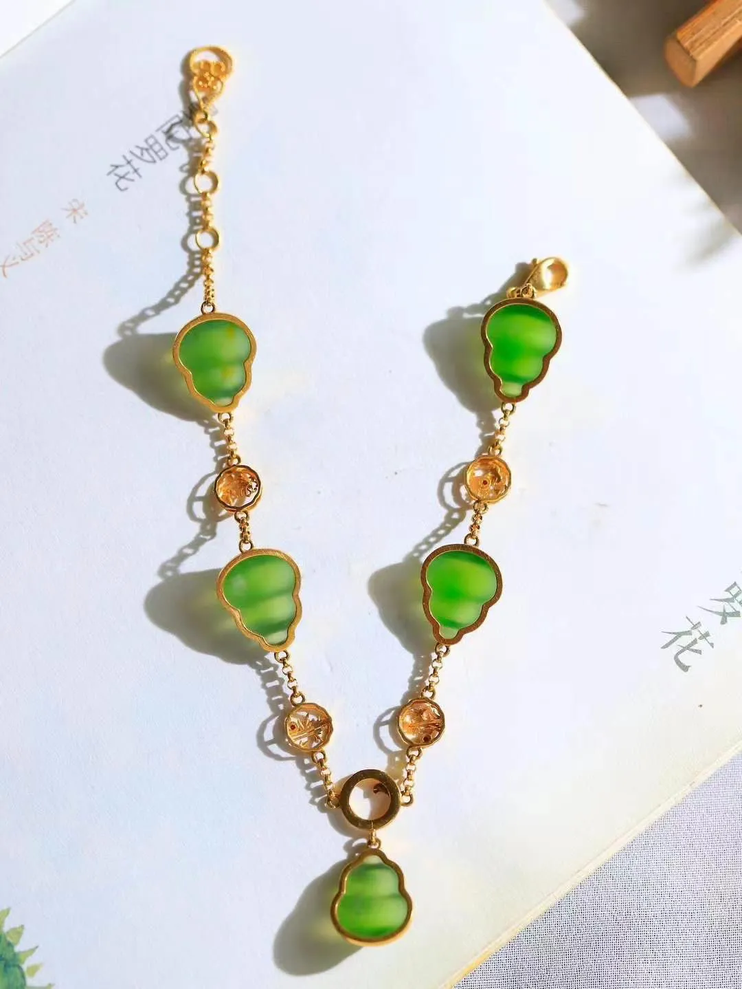 【金镶玉.福禄.手链】

精品和田玉碧玉猫眼18k金镶嵌葫芦手链，玉质细腻油润 造型饱满 寓意子孙
