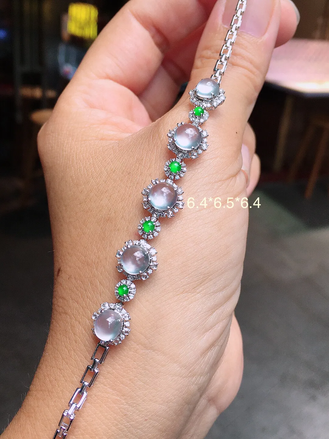玻璃种蛋面手链，玉质细腻，荧光感超
强，饱满圆润，气质满满。18k
金豪华镶嵌
