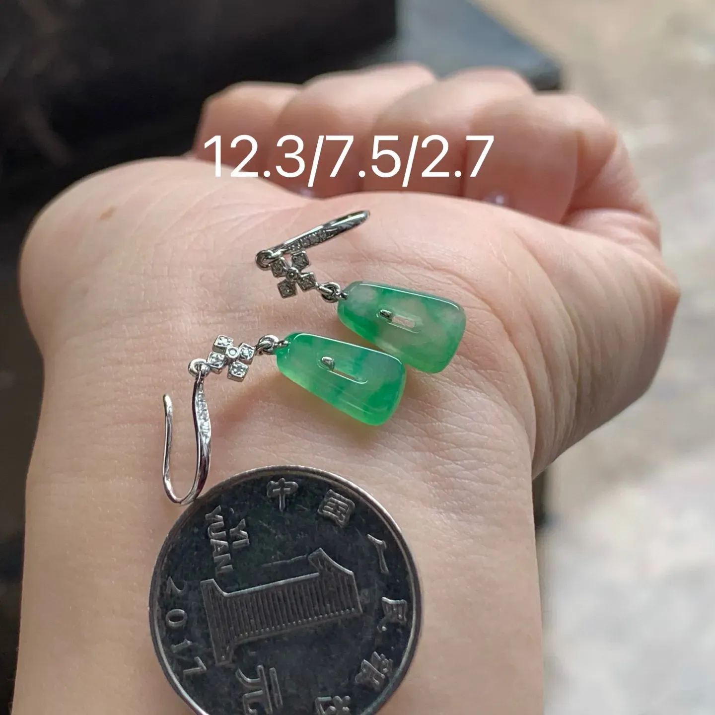 冰种飘色耳坠
真金镶嵌 精致