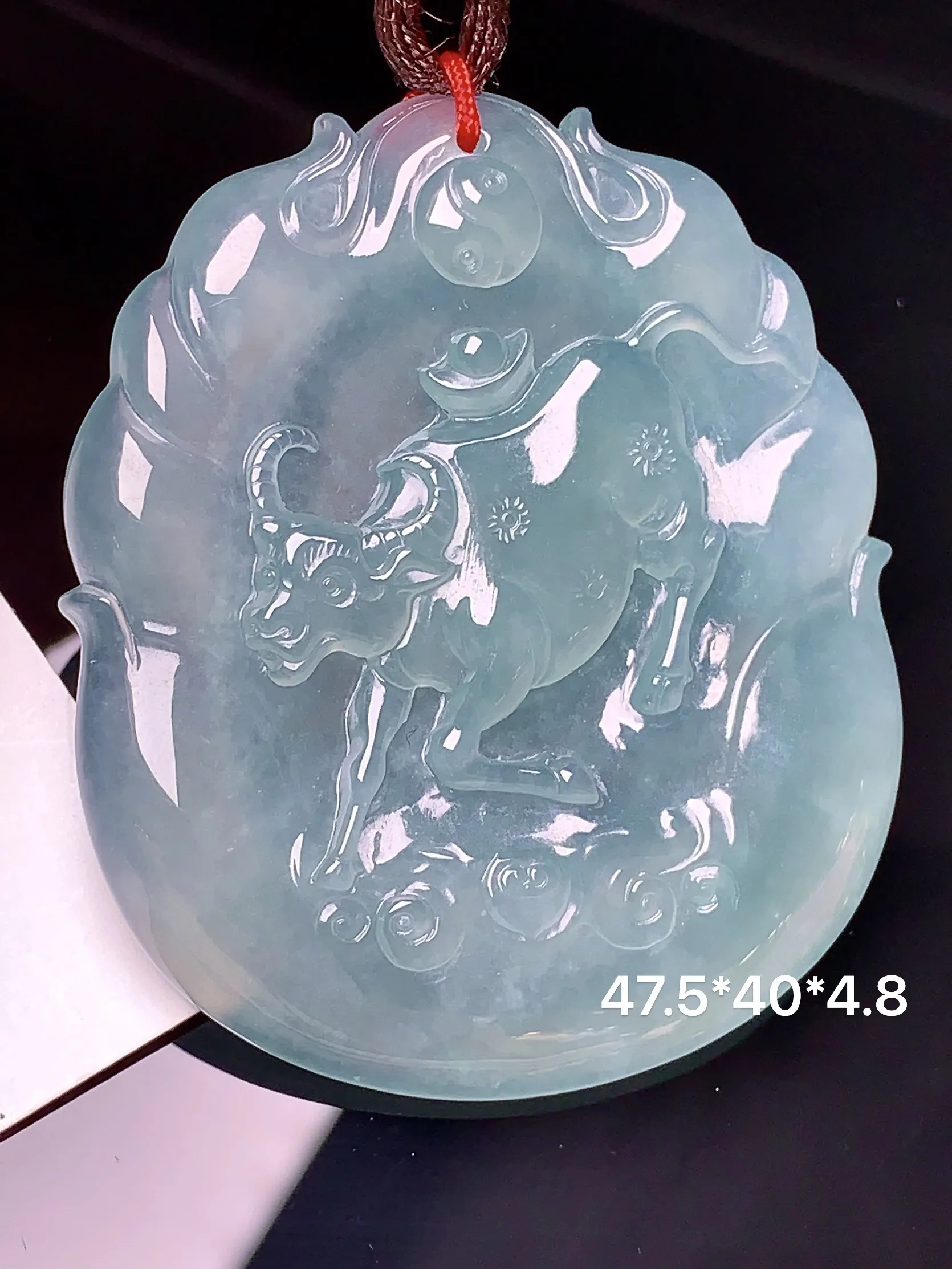 生肖牛牌吊坠 玉质细腻 色泽艳丽 整体尺寸47.5*40*4.8