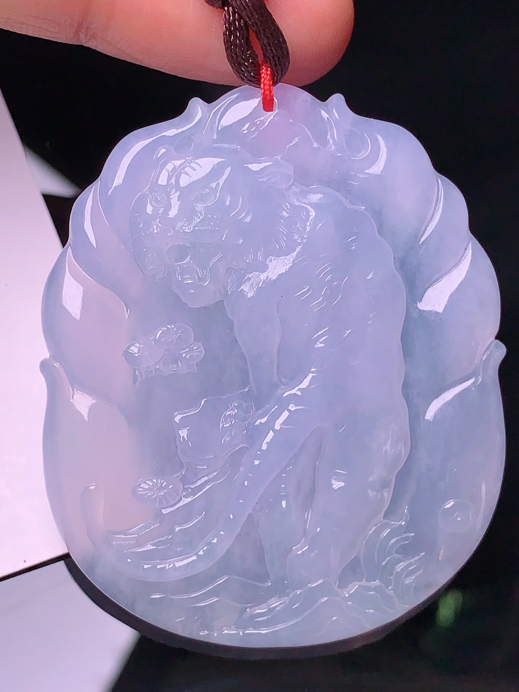 生肖虎牌吊坠 玉质细腻 色泽艳丽 整体尺寸50.8*42.2*6