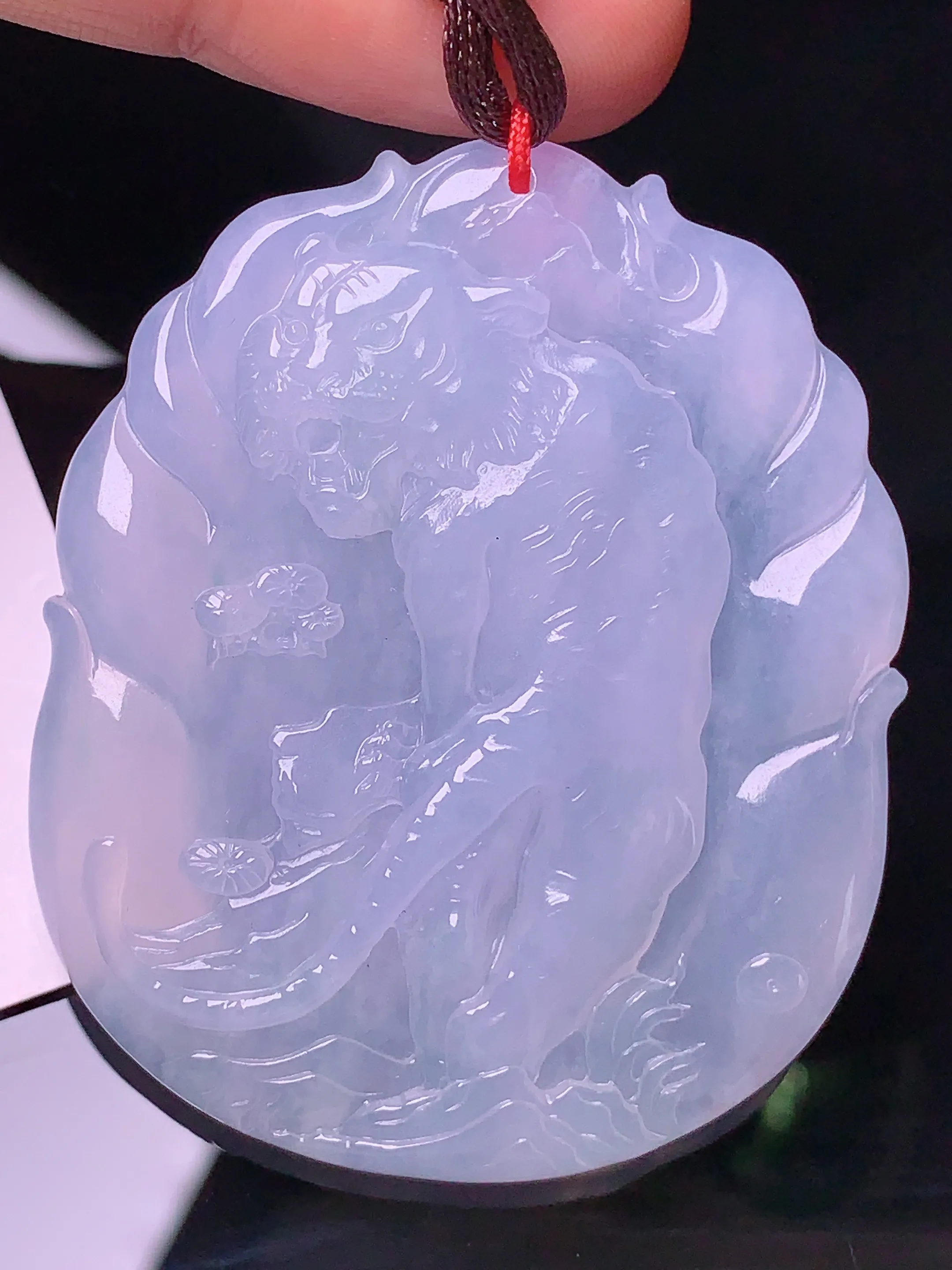 生肖虎牌吊坠 玉质细腻 色泽艳丽 整体尺寸50.8*42.2*6