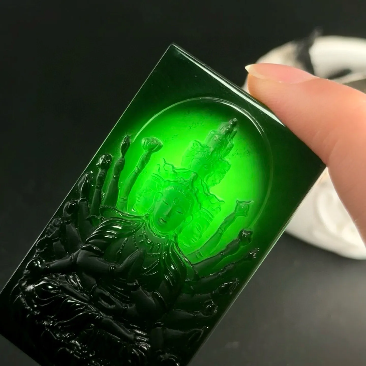 精品墨翠千手观音 种好色正 黑度极好 打灯通透 油性十足 尺寸60.4