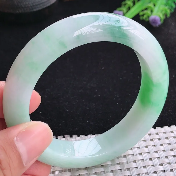 自然光58/13.8/10.4老坑精美温润飘绿手镯厚装翡翠玉镯收藏美人镯