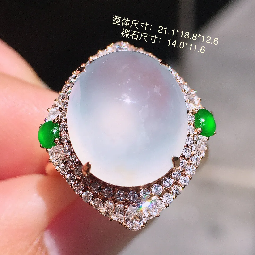 冰种蛋面戒指，玉质细腻，荧光感超
强，饱满圆润，气质满满。18k
金豪华镶嵌