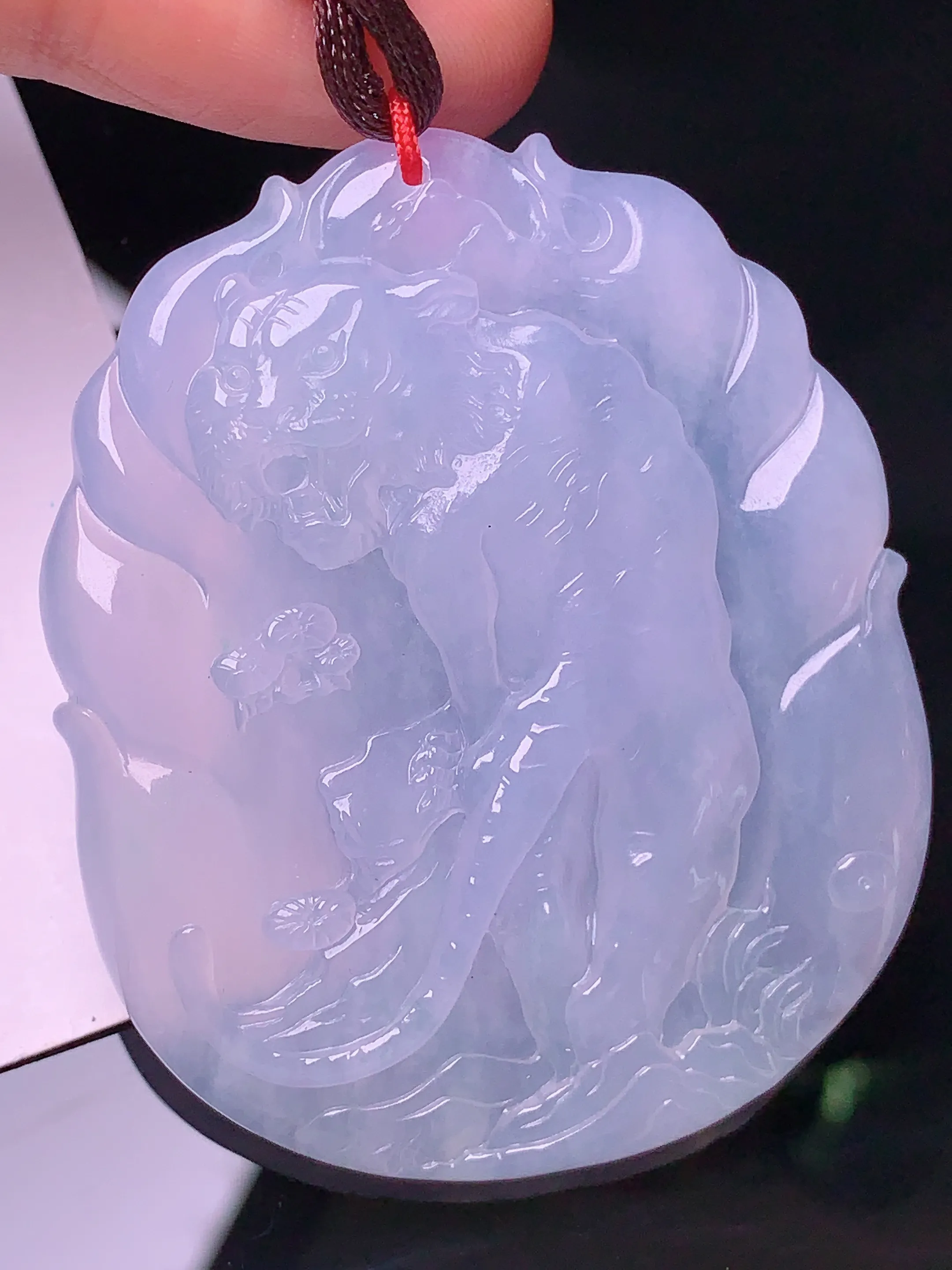生肖虎牌吊坠 玉质细腻 色泽艳丽 整体尺寸50.8*42.2*6