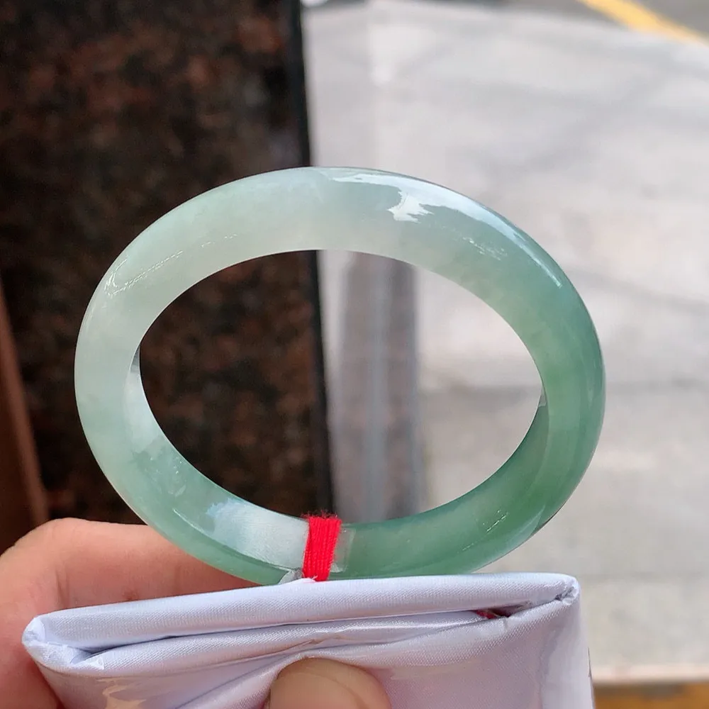 正圈高冰油绿 无瑕 尺寸:54.1/10.4/7.4 种色兼备