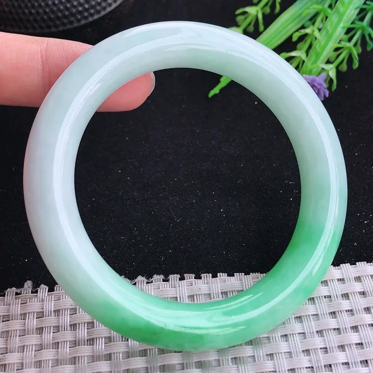 自然光55.5/11.2/10.8老坑精美温润飘绿圆条手镯翡翠玉镯收藏美人镯