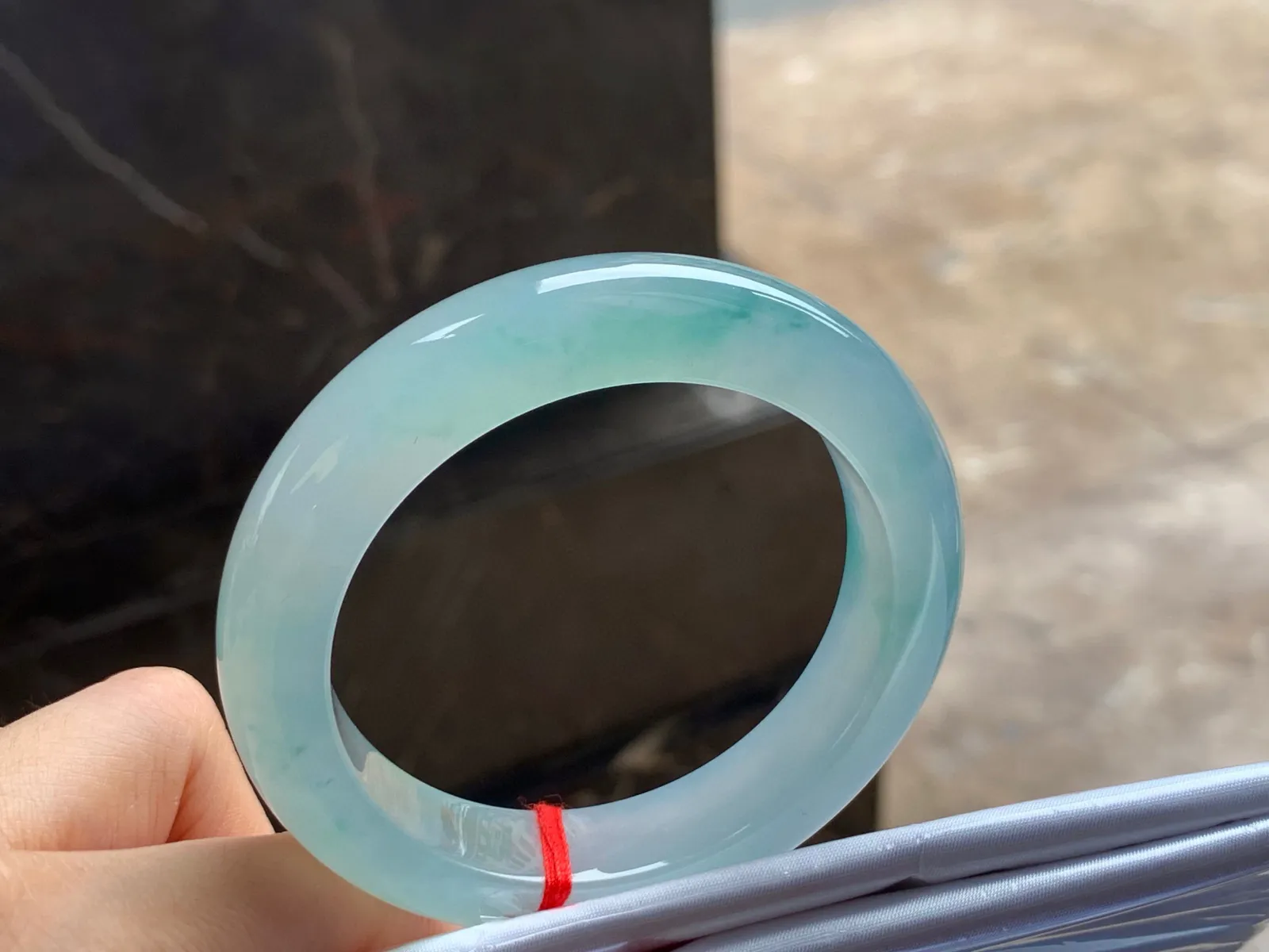 冰种飘花手镯
清爽52.7/12.7/9.7mm