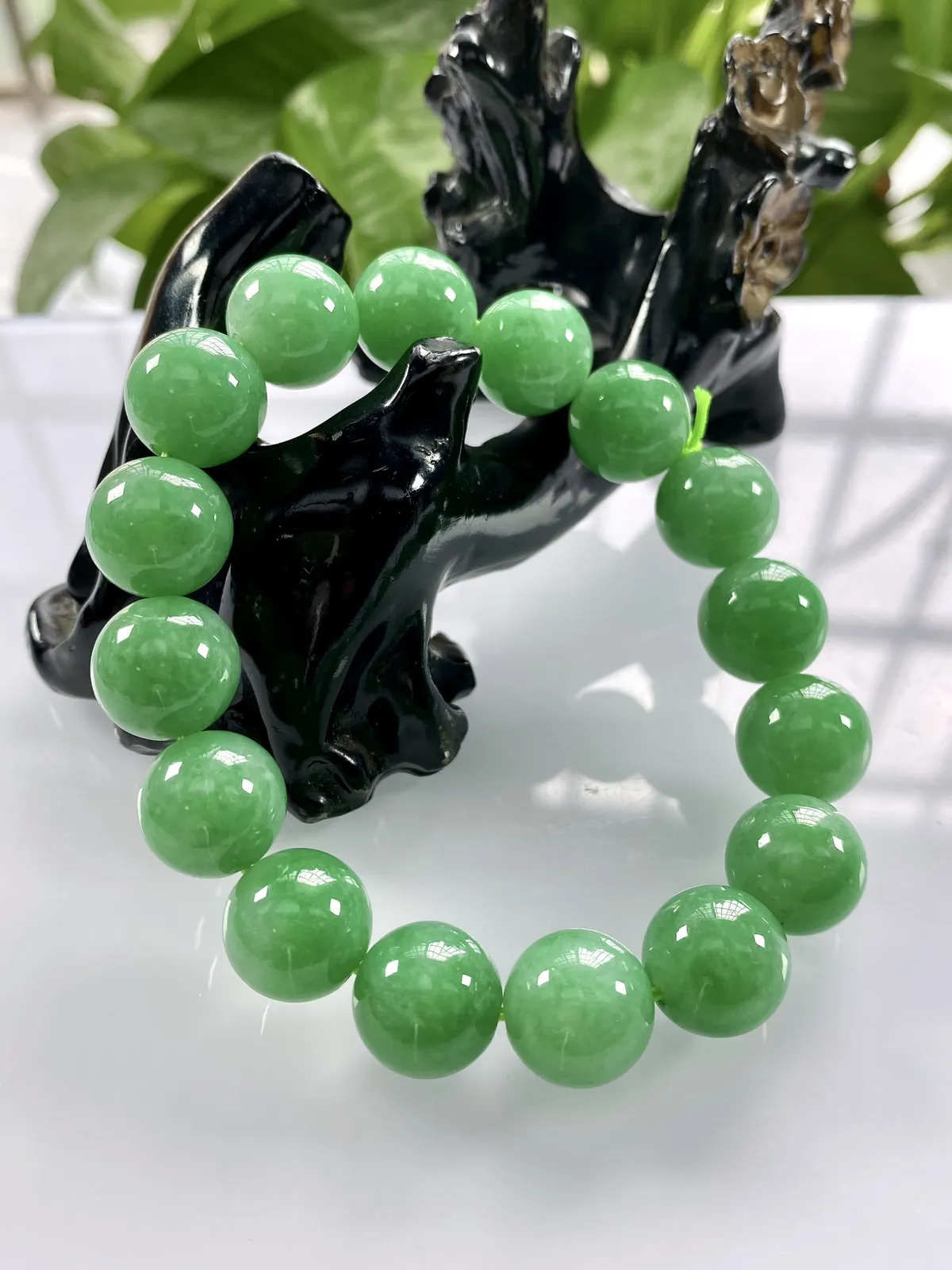缅甸天然翡翠A货，卡13冰润满绿豆阳绿圆珠手串手链，尺寸：13mm/16颗，重量：60.65g
