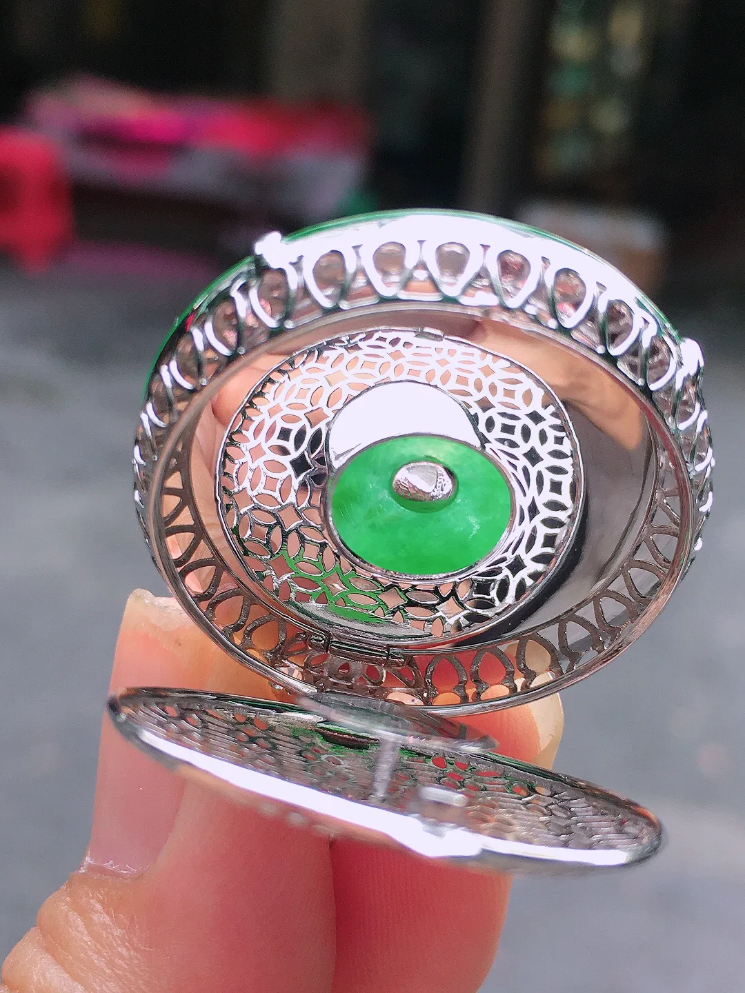 阳绿平安扣吊坠，色泽均匀艳丽，玉质细腻，荧光感超
强，饱满圆润，气质满满。18k
金豪华镶嵌