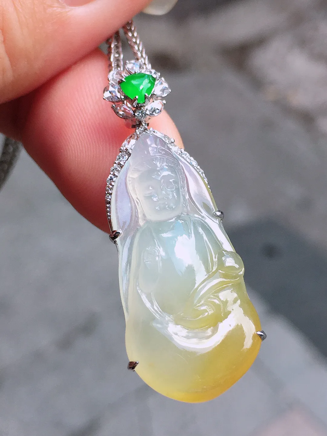 飘黄翡观音吊坠，色泽艳丽，玉质细腻，荧光感超
强，饱满圆润，气质满满。18k
金豪华镶嵌