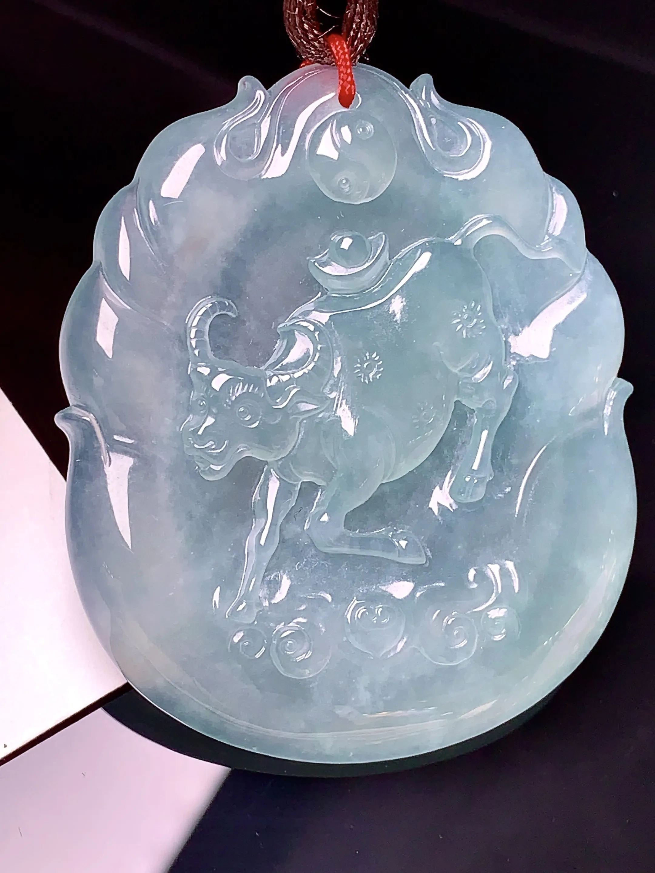 生肖牛牌吊坠 玉质细腻 色泽艳丽 整体尺寸47.5*40*4.8