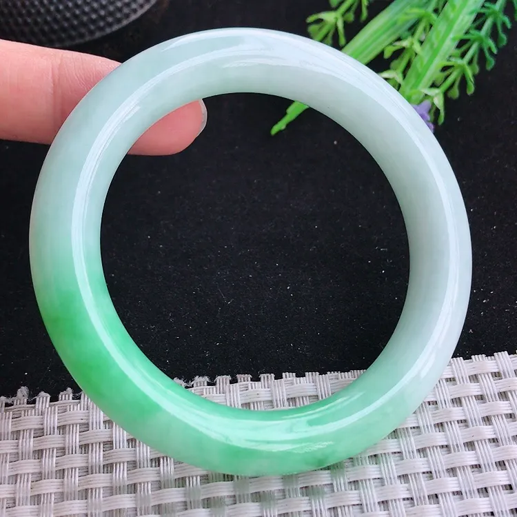 自然光55.5/11.2/10.8老坑精美温润飘绿圆条手镯翡翠玉镯收藏美人镯