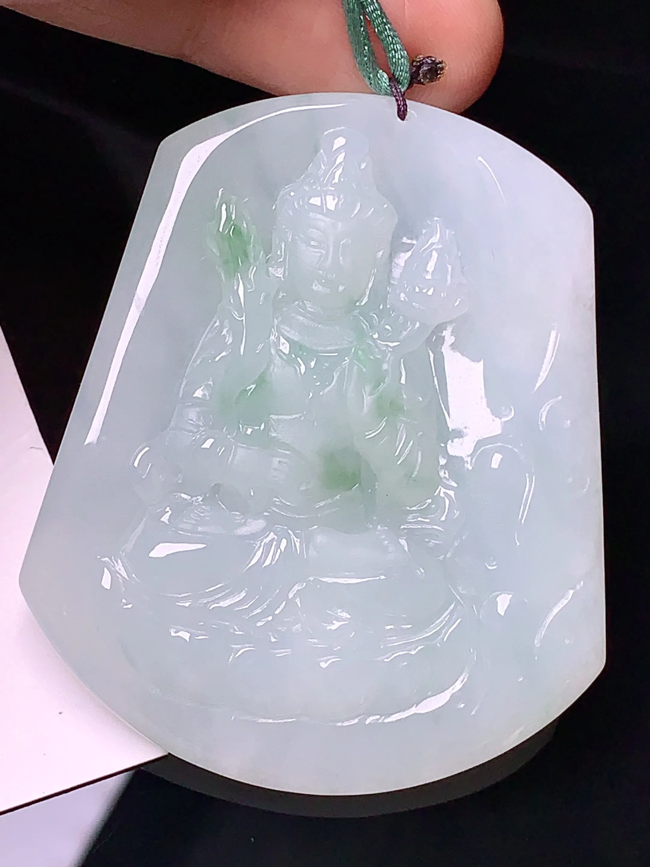 飘绿大势至观音菩萨吊坠 玉质细腻 色泽艳丽 整体尺寸51.7*43.7*5.6