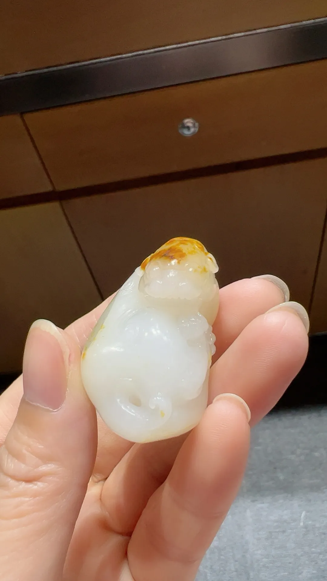 籽料｜黄皮白肉｜貔貅

重34.8克 尺寸41.5*25.5*25.7m m