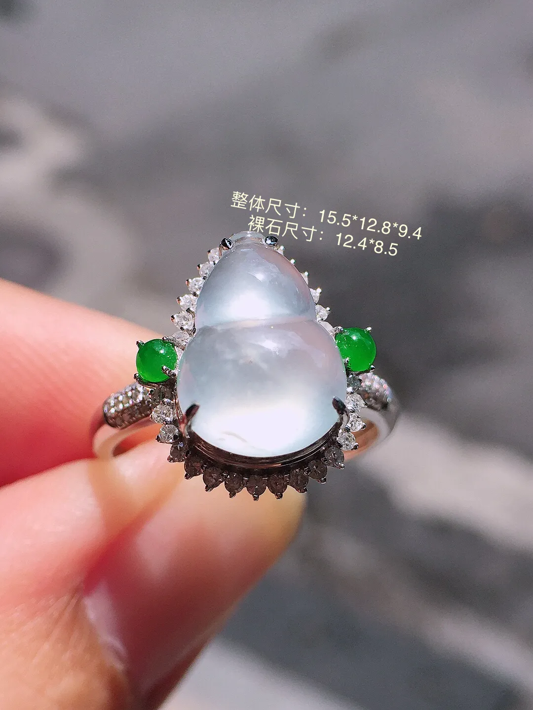 冰种葫芦戒指，玉质细腻，荧光感超
强，饱满圆润，气质满满。18k
金豪华镶嵌