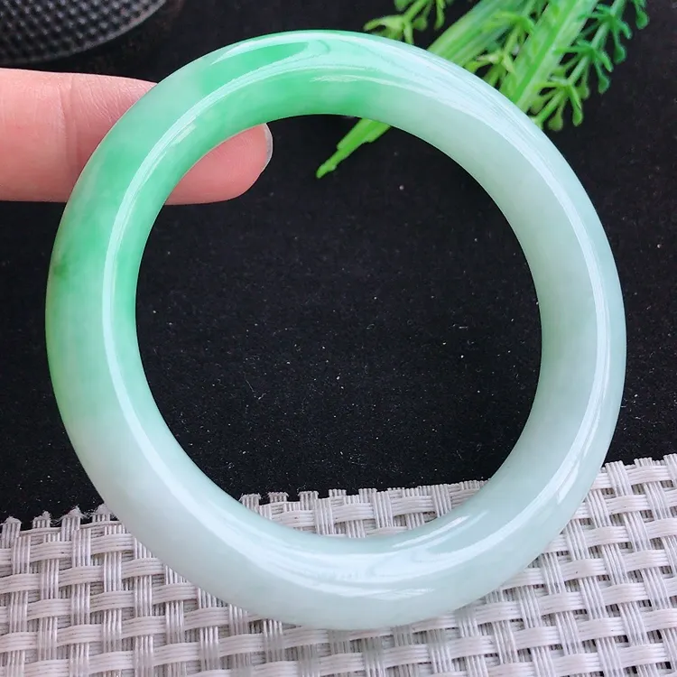 自然光55.5/11.2/10.8老坑精美温润飘绿圆条手镯翡翠玉镯收藏美人镯
