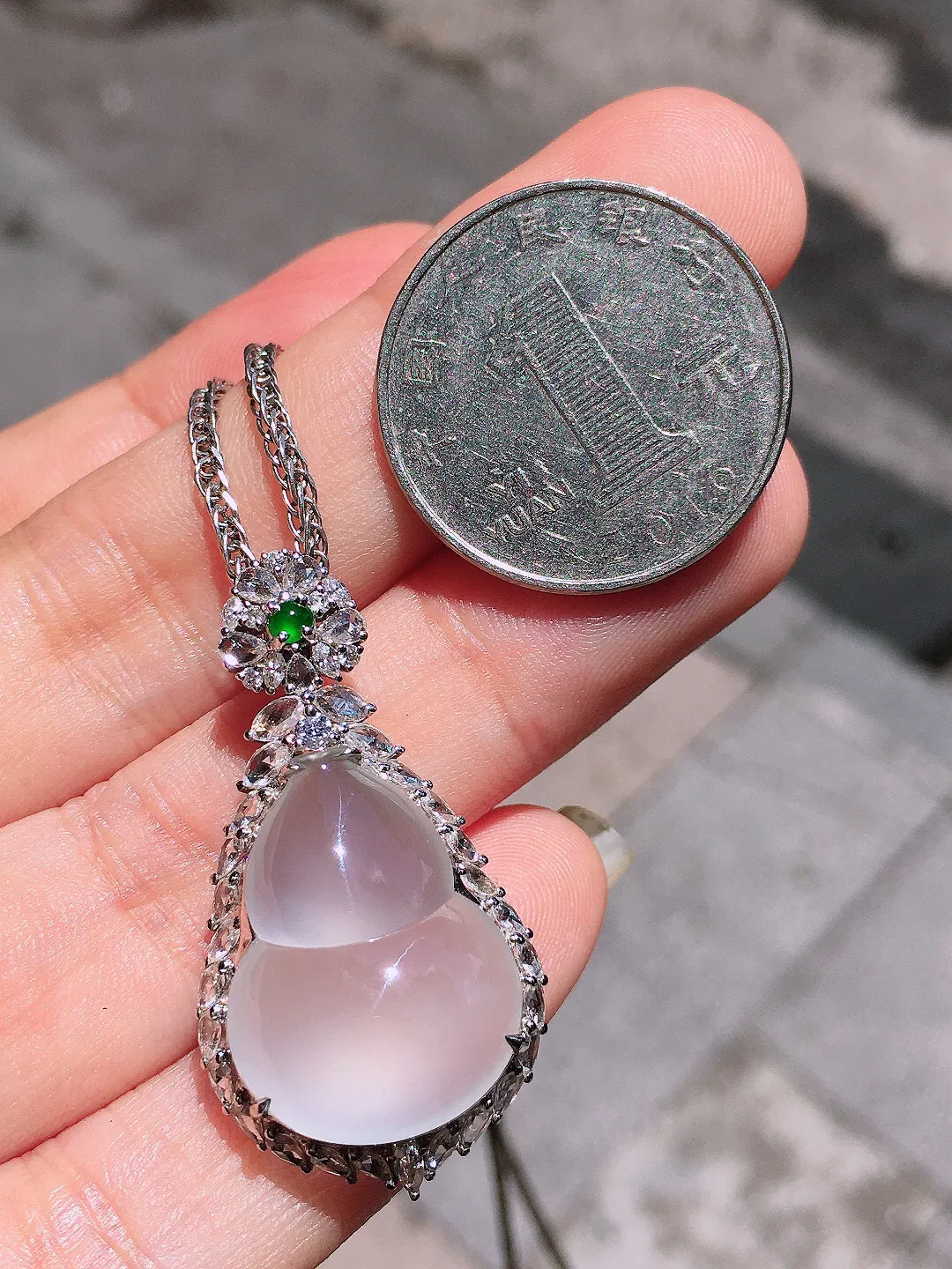 冰种葫芦吊坠，玉质细腻，荧光感超
强，饱满圆润，气质满满。18k
金豪华镶嵌