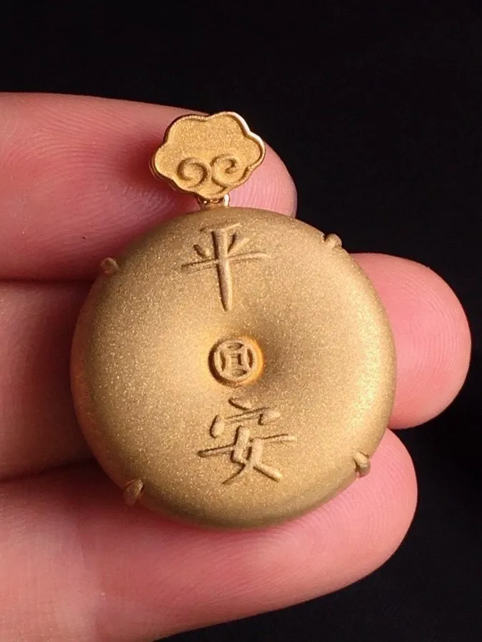 冰种飘绿平安扣吊坠、真金真钻镶嵌，种水好，玉质细腻 .裸石尺寸 24.2