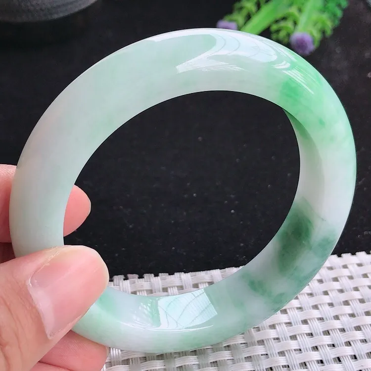 自然光58/13.8/10.4老坑精美温润飘绿手镯厚装翡翠玉镯收藏美人镯