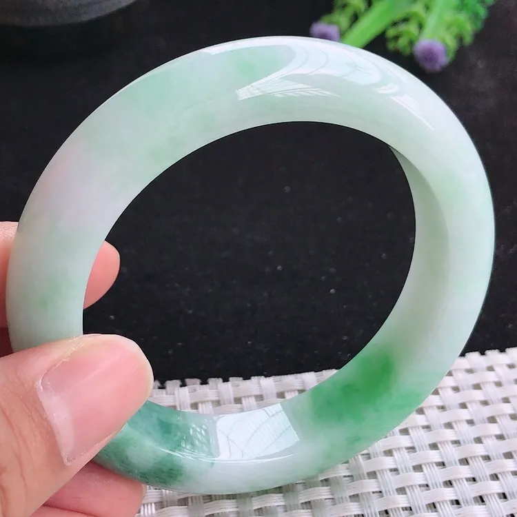 自然光58/13.8/10.4老坑精美温润飘绿手镯厚装翡翠玉镯收藏美人镯