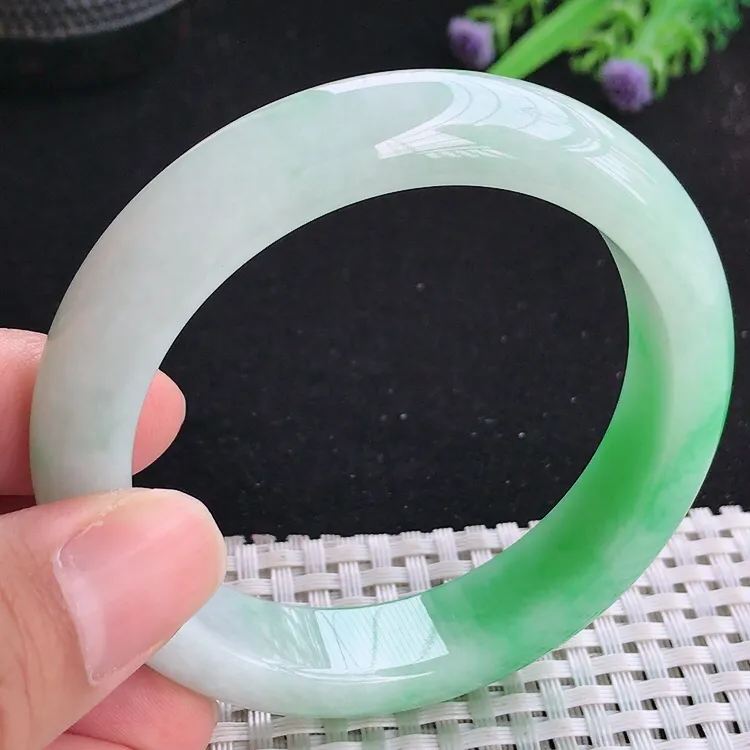 自然光55.5/13.1/8.8老坑精美温润飘阳绿手镯翡翠玉镯收藏美人镯
