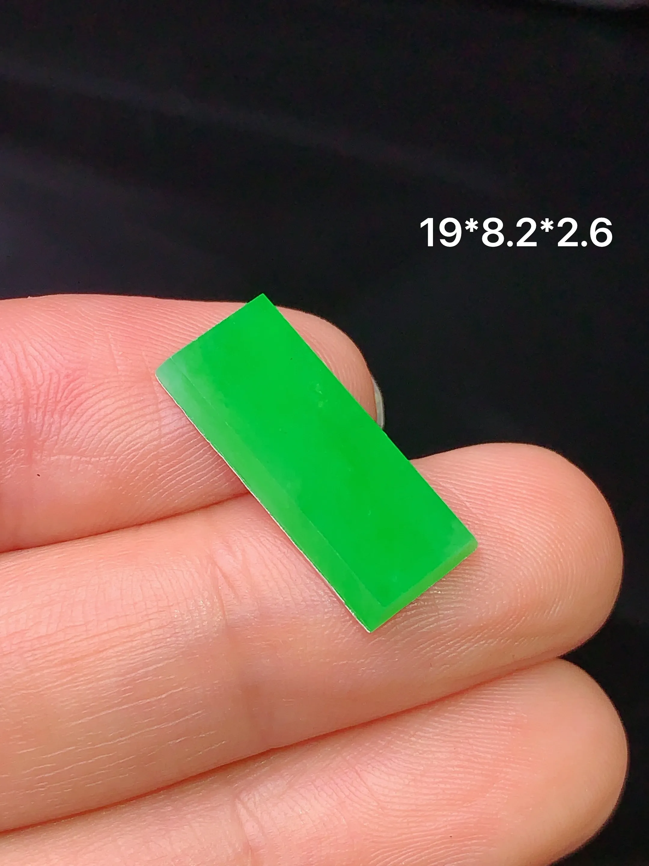 镶嵌款 翠绿无事牌吊坠 玉质细腻 色泽艳丽 整体尺寸19*8.2*2.6