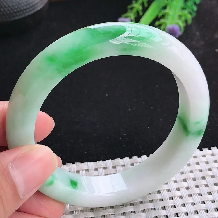 自然光58.5/13/9.4老坑精美温润飘阳绿手镯翡翠玉镯收藏美人镯