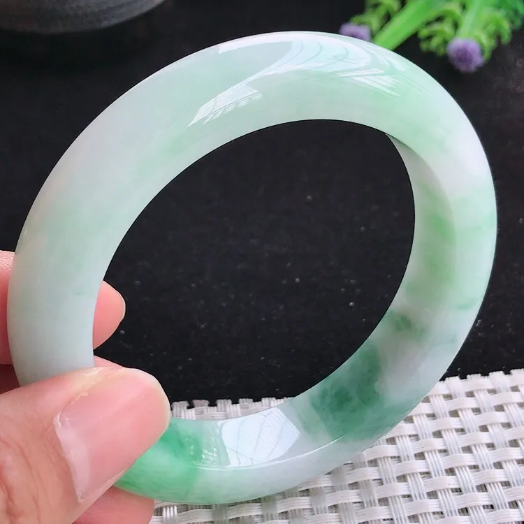 自然光58/13.8/10.4老坑精美温润飘绿手镯厚装翡翠玉镯收藏美人镯