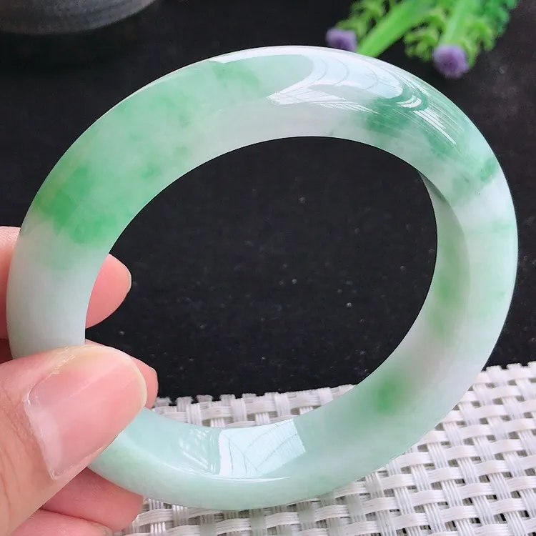自然光58/13.8/10.4老坑精美温润飘绿手镯厚装翡翠玉镯收藏美人镯