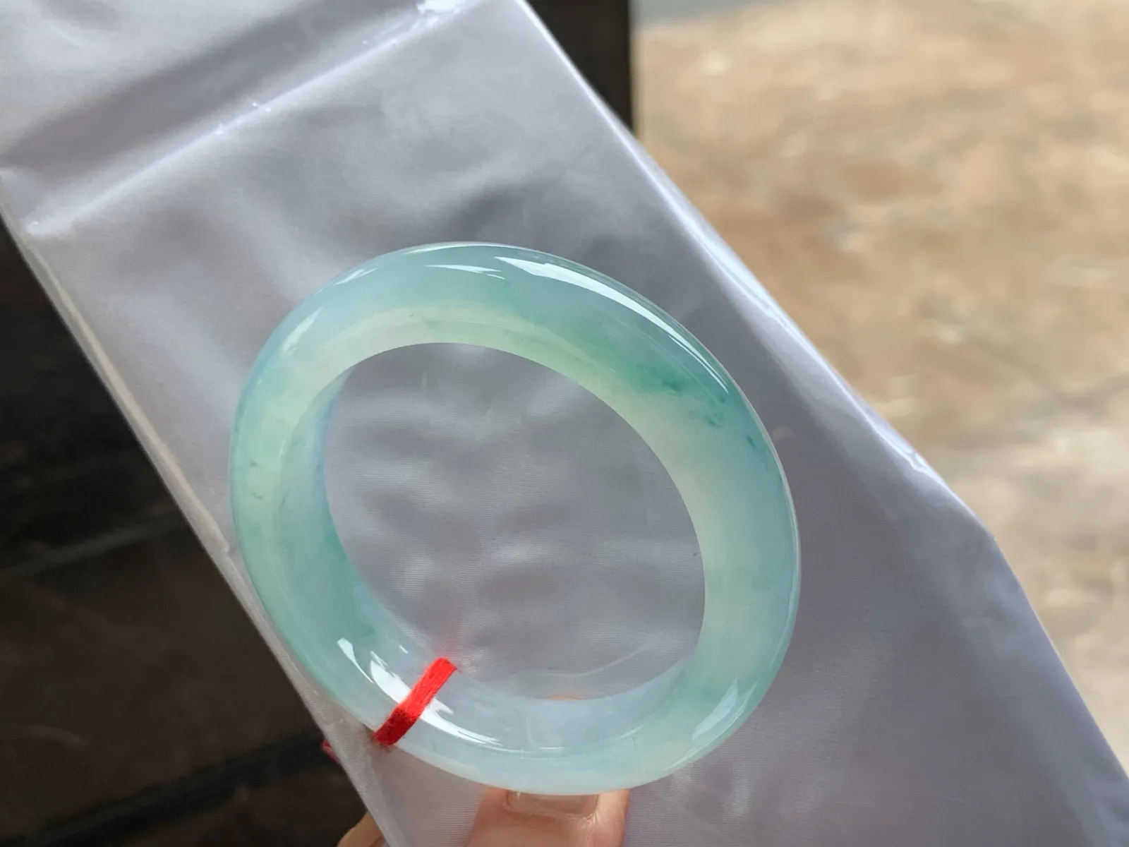 冰种飘花手镯
清爽52.7/12.7/9.7mm