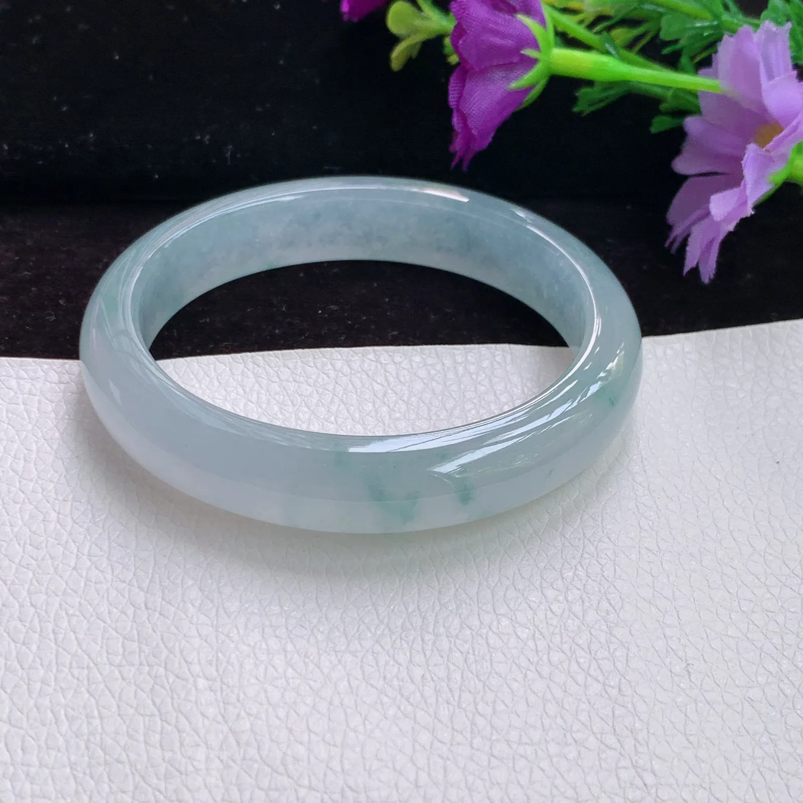 ay自然光53*47*11.5*7.5贵妃镯精美冰起光飘花秀气蛋形翡翠玉手镯