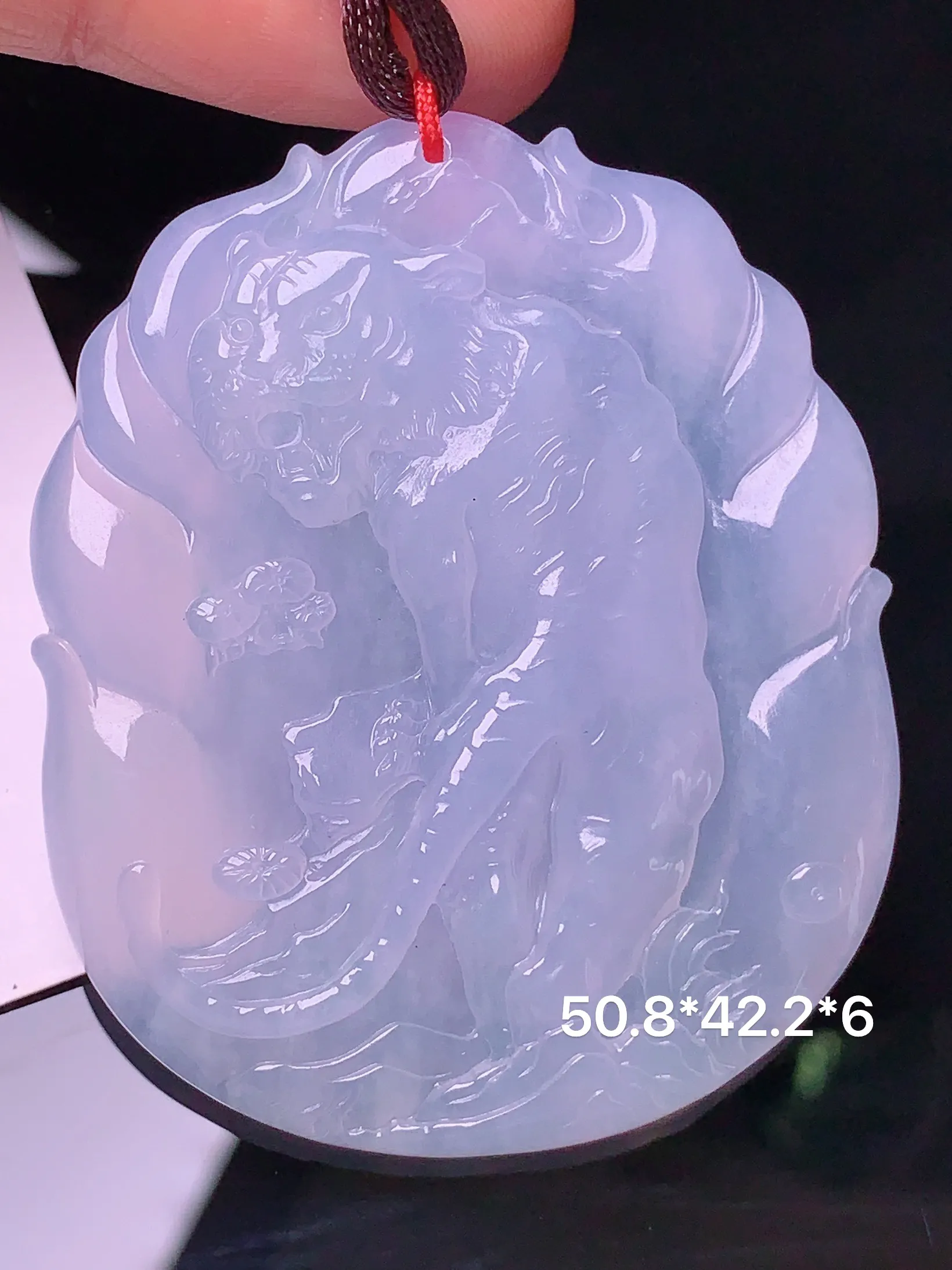 生肖虎牌吊坠 玉质细腻 色泽艳丽 整体尺寸50.8*42.2*6
