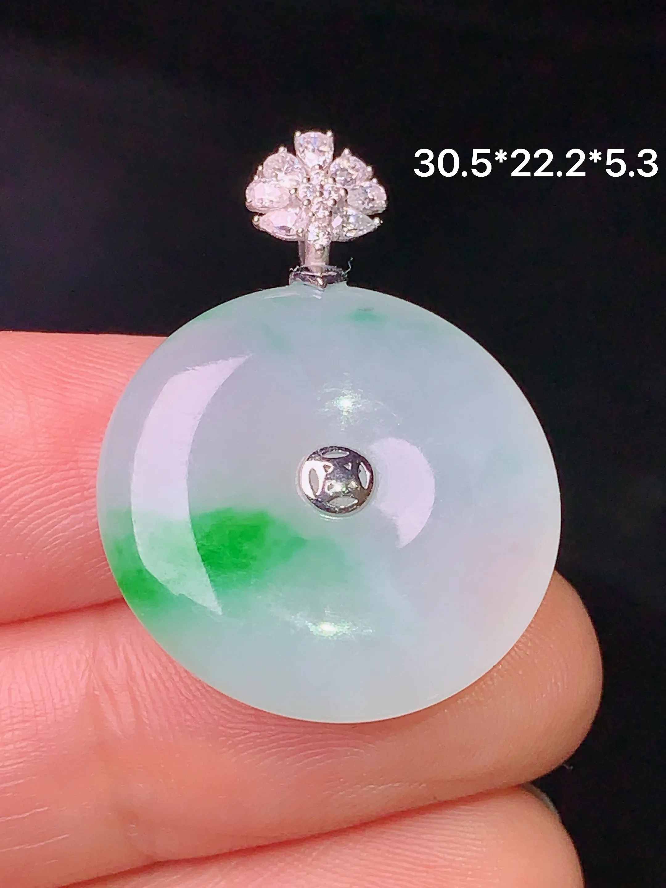 18k金钻镶嵌飘绿平安扣吊坠 玉质细腻 色泽艳丽 整体尺寸30.5*22.2*5.3