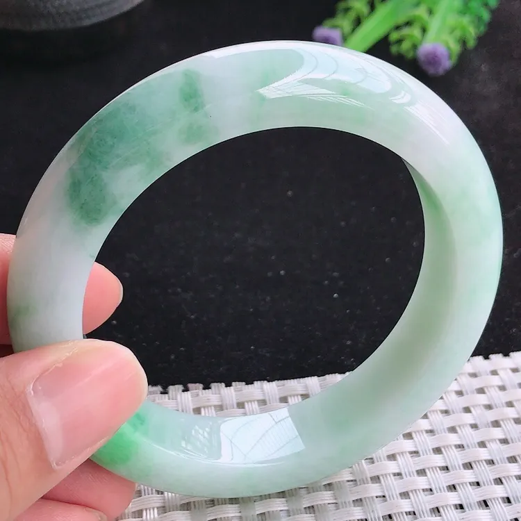 自然光58/13.8/10.4老坑精美温润飘绿手镯厚装翡翠玉镯收藏美人镯