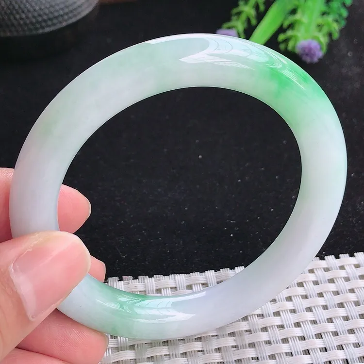自然光56/9.9/10.2老坑秀气冰润飘阳绿圆条手镯翡翠玉镯收藏美人镯