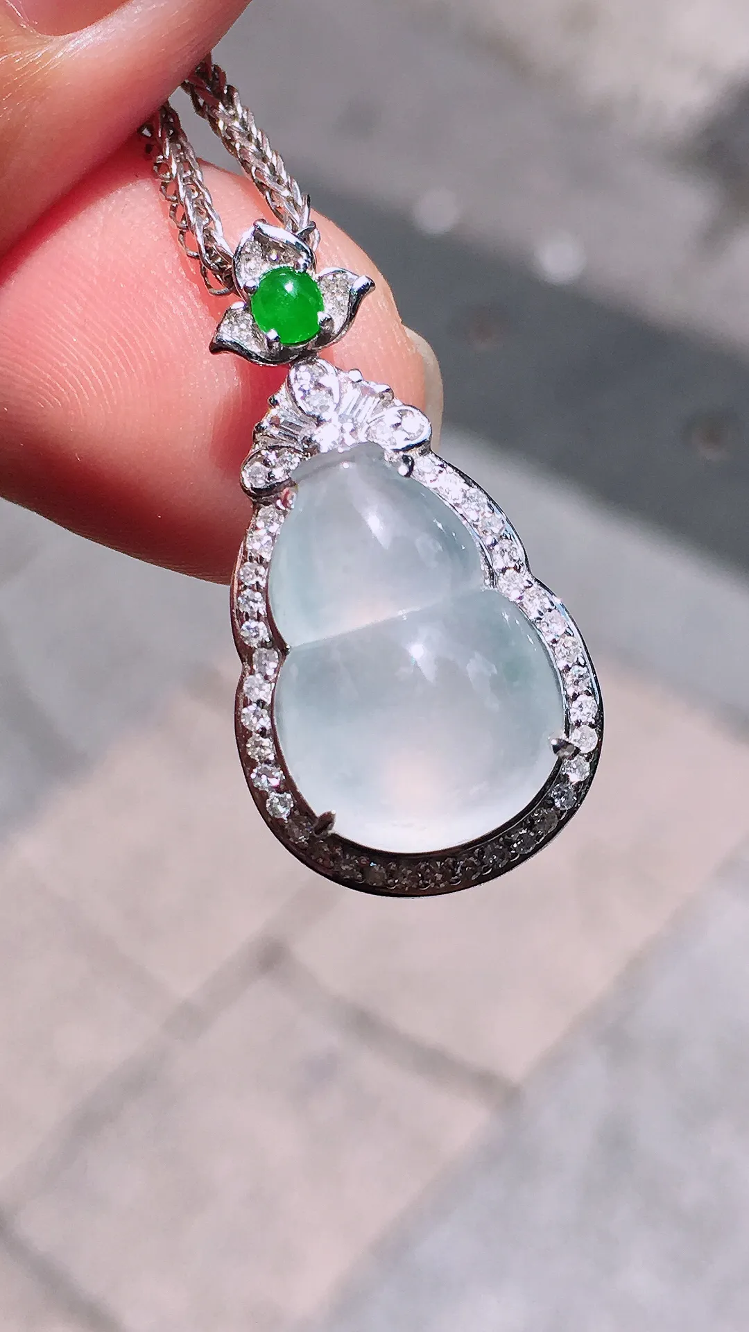 冰种葫芦吊坠，玉质细腻，荧光感超
强，饱满圆润，气质满满。18k
金豪华镶嵌