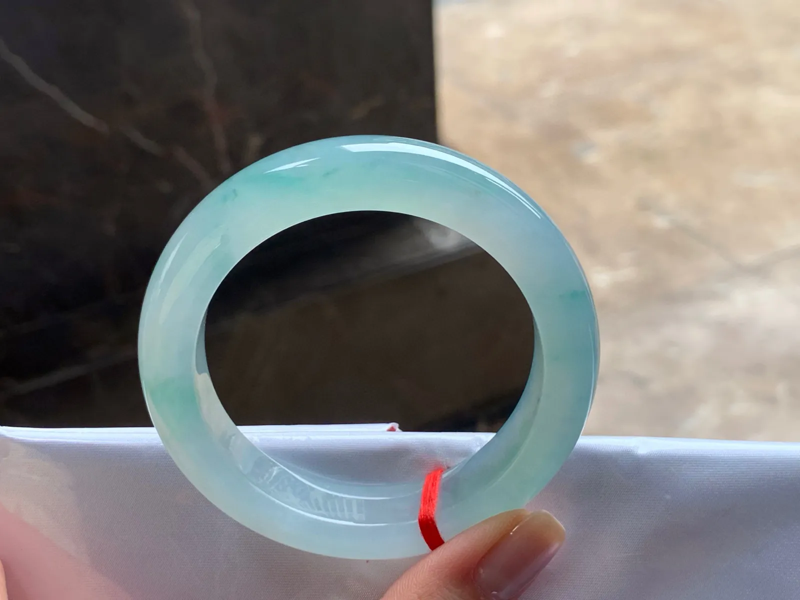 冰种飘花手镯
清爽52.7/12.7/9.7mm