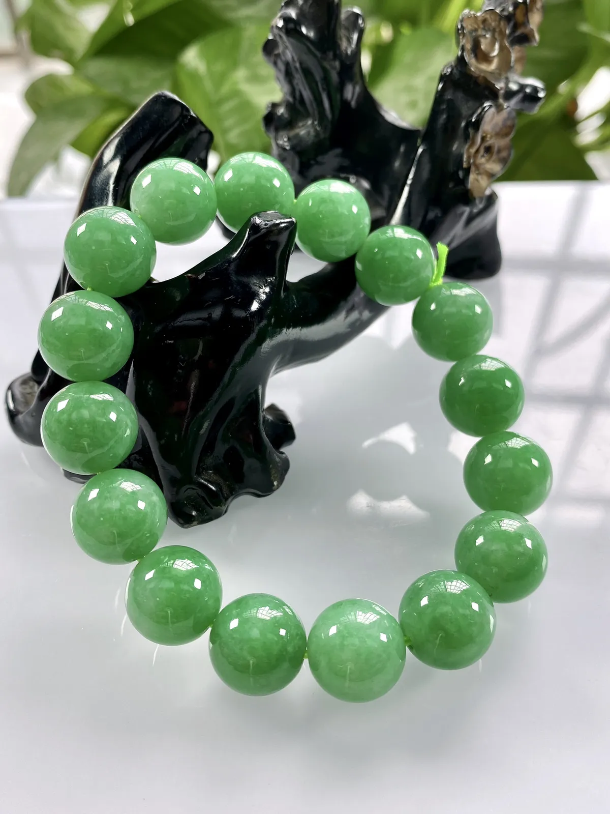 缅甸天然翡翠A货，卡13冰润满绿豆阳绿圆珠手串手链，尺寸：13mm/16颗，重量：60.65g