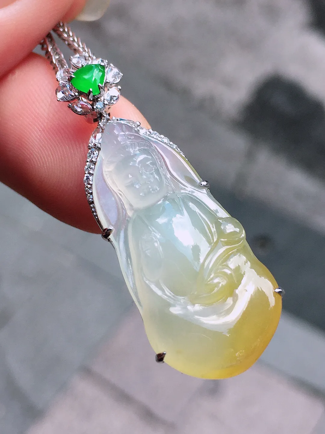 飘黄翡观音吊坠，色泽艳丽，玉质细腻，荧光感超
强，饱满圆润，气质满满。18k
金豪华镶嵌