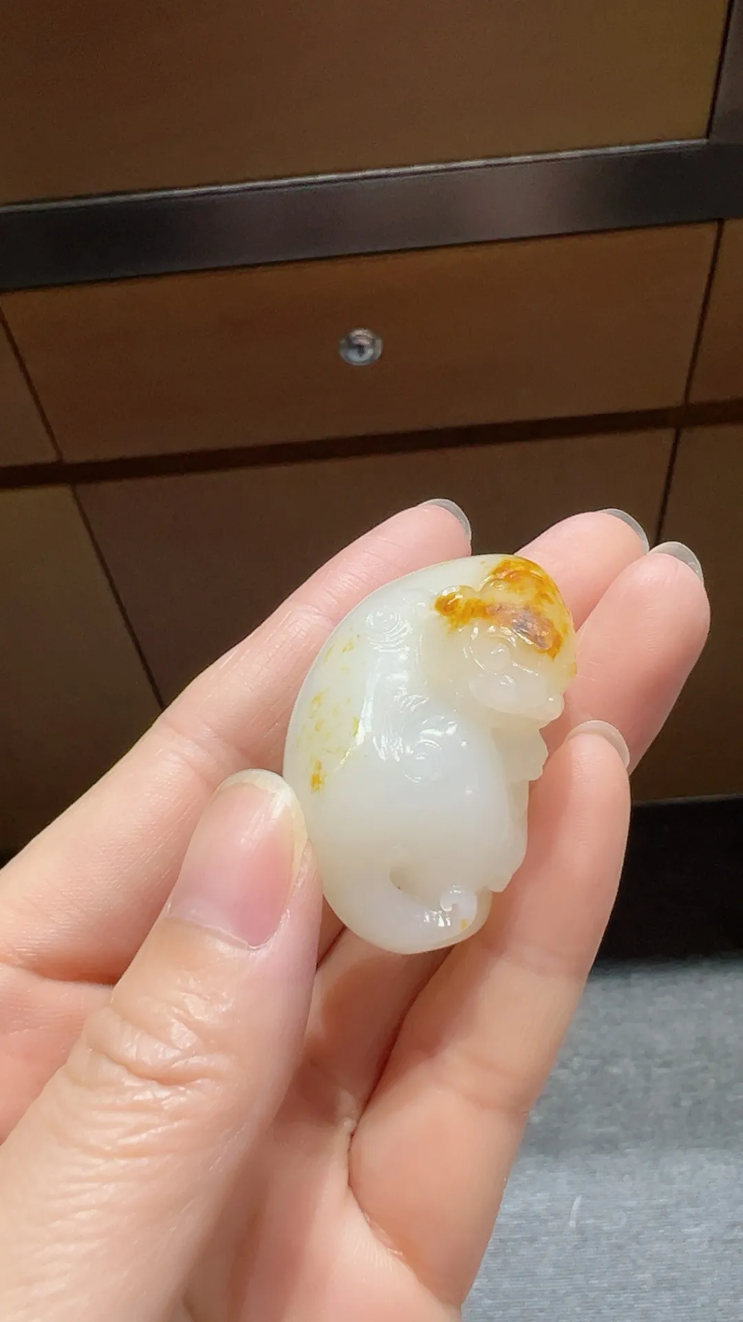 籽料｜黄皮白肉｜貔貅

重34.8克 尺寸41.5*25.5*25.7m m