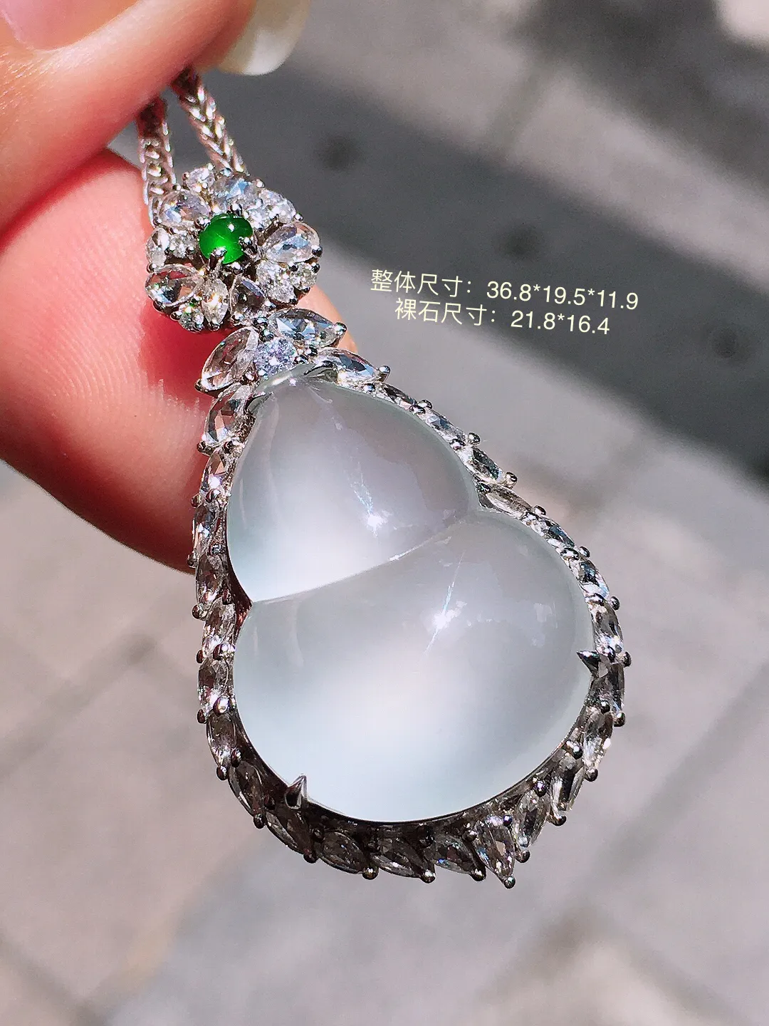 冰种葫芦吊坠，玉质细腻，荧光感超
强，饱满圆润，气质满满。18k
金豪华镶嵌
