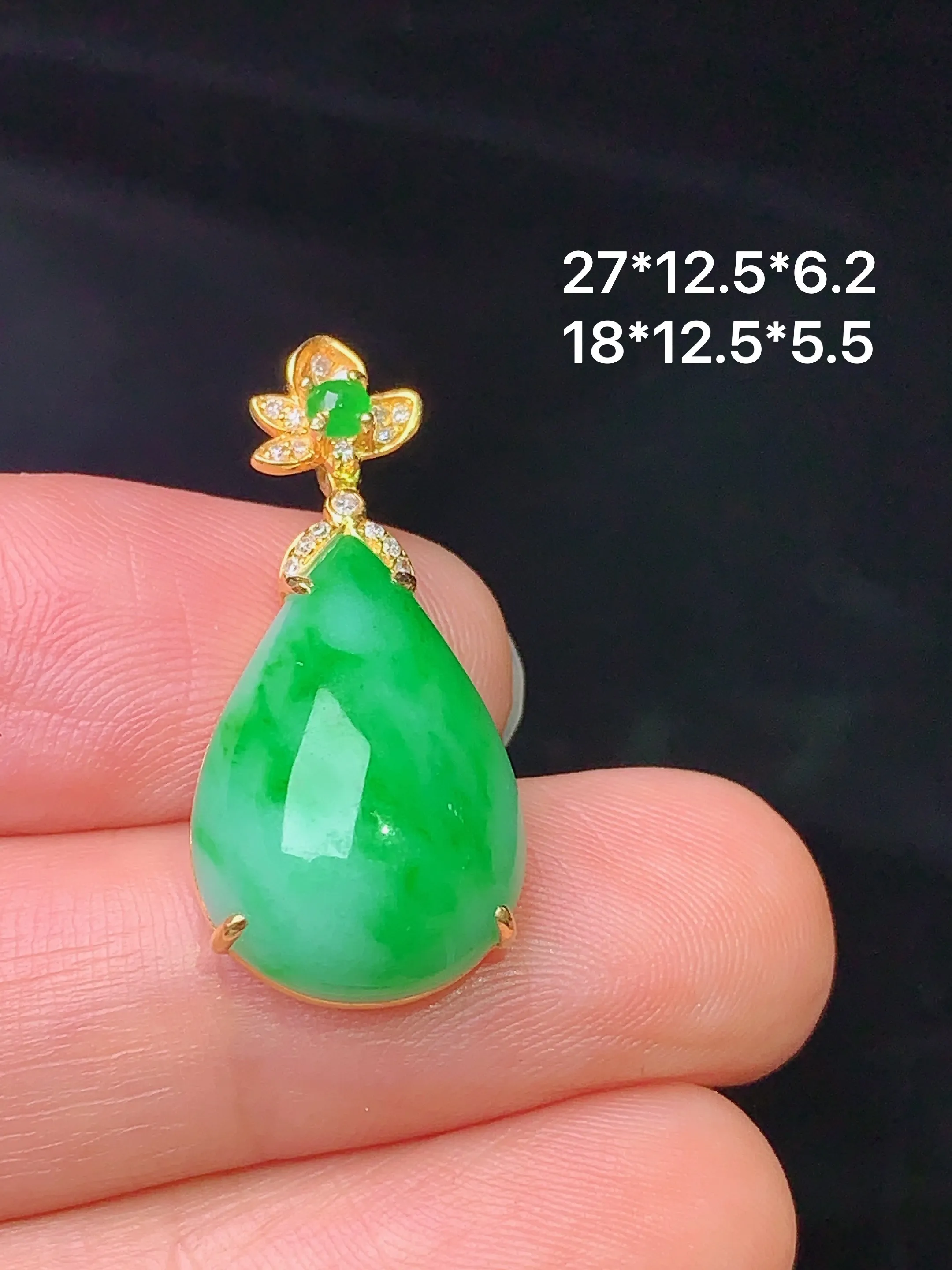 18k金钻镶嵌翠绿水滴吊坠 玉质细腻 色泽艳丽 整体尺寸27*12.5*6.2