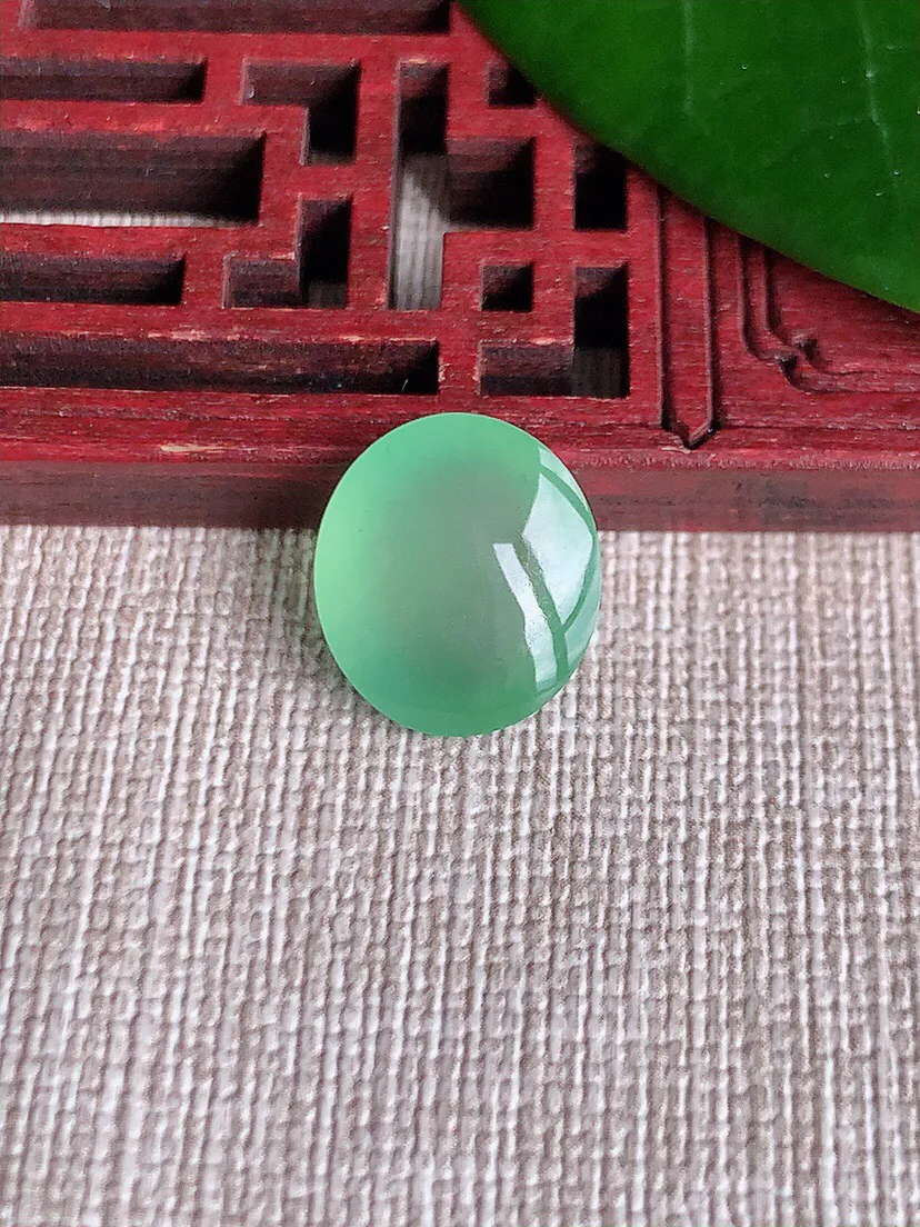 a货翡翠老坑冰种晴绿蛋面镶嵌件 尺寸14×12.3×6mm 重量1.73g 0702