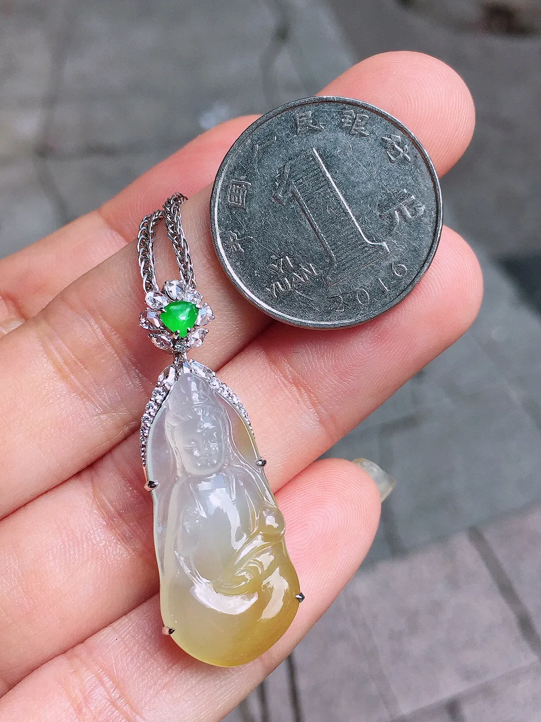 飘黄翡观音吊坠，色泽艳丽，玉质细腻，荧光感超
强，饱满圆润，气质满满。18k
金豪华镶嵌