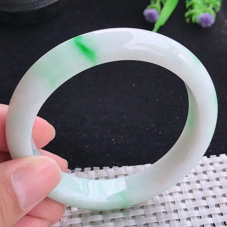 自然光58/12.2/8.5老坑精美温润白底青飘阳绿手镯翡翠玉镯收藏美人镯