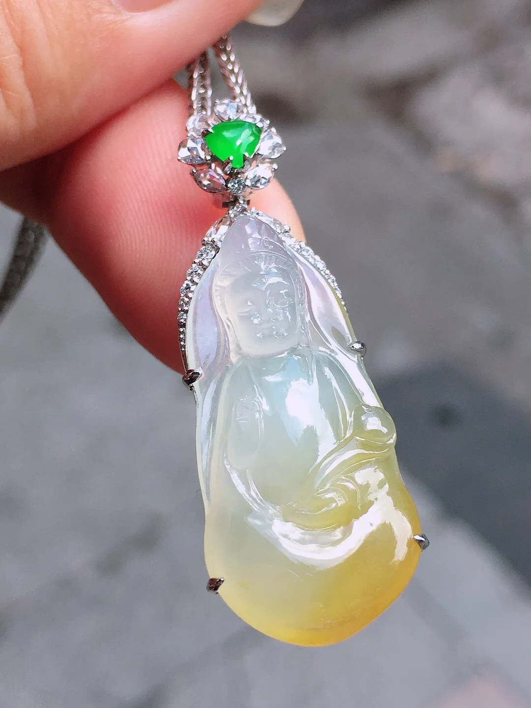 飘黄翡观音吊坠，色泽艳丽，玉质细腻，荧光感超
强，饱满圆润，气质满满。18k
金豪华镶嵌
