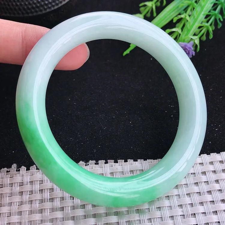 自然光55.5/11.2/10.8老坑精美温润飘绿圆条手镯翡翠玉镯收藏美人镯