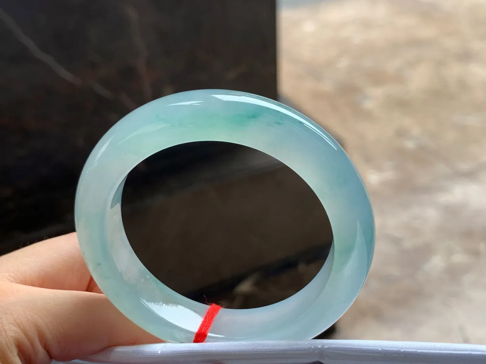 冰种飘花手镯
清爽52.7/12.7/9.7mm